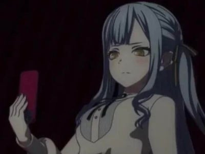 画面中是动画《BanG Dream! It's MyGO!!!!!》里的角色长崎爽世，她有着银灰色的长发，部分头发编起并用发带束在一侧，正手持红色手机，低头注视着手机屏幕，眼神低垂，神情带着明显的低落与落寞感，背景是深暗色调，进一步烘托出沉静低落的氛围。