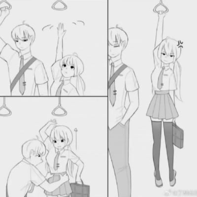 这是一组由三格组成的黑白卡通连环漫画，描绘了地铁里的趣味日常场景：
1. 第一格：穿着校服的小个子女生努力伸手，却始终够不到地铁的吊环，旁边背着包的男生侧目看向她；
2. 第二格：女生突然变得和男生一样高，一脸不爽地抓着吊环，男生则一脸疑惑地看着她；
3. 第三格：真相揭晓，男生伸手按住女生的腰，原来女生是踮起脚，还把头顶的头发扎成小尖来假装长高，此时女生露出了慌张的表情。
整个漫画通过脑洞小恶作剧制造出搞笑的反差效果，没有双关或谐音梗，是轻松有趣的日常向内容。