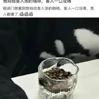 这是一张记录生活趣事的图文结合图，画面中是一个透明玻璃杯，里面直接盛放着未冲泡的咖啡豆；配文讲述了作者回家看到妈妈给客人准备的“咖啡”居然是直接装在杯子里的咖啡豆，客人一口都没喝，作者看到后感到十分无语又好笑的经历。