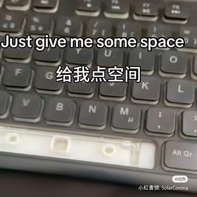 这是一张玩双关梗的趣味图片，背景是电脑键盘区域，原本应该放置空格键的位置是空的，没有安装按键；图上叠加配文，英文为“Just give me some space”，对应中文翻译“给我点空间”，利用了英文单词“space”同时表示“空间”和“键盘空格键”的双关含义，呼应了缺失空格键的画面，制造出幽默效果，图片右下角标注了出处账号水印。