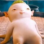 图片中是电影《捉妖记》的标志性角色胡巴，它有着绿色的短发、圆溜溜的大眼睛和白皙的皮肤，正趴在浅色的表面上，嘴角微微上扬，露出可爱的微笑表情，整体形象萌态十足，给人一种亲切治愈的感觉。