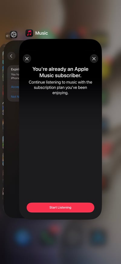 这是一张苹果手机的界面截图，展示了Apple Music的弹出提示窗口。窗口内用英文提示用户已是Apple Music订阅者，可继续使用已有的订阅方案收听音乐，窗口底部设有红色的“Start Listening”操作按钮。该界面出现了明显的UI异常：弹窗的左上角和右上角同时各出现了一个关闭用的叉号按钮，违背了常规的Apple Music弹窗设计逻辑，属于软件运行时的渲染bug，这也是发布者疑惑的点。
