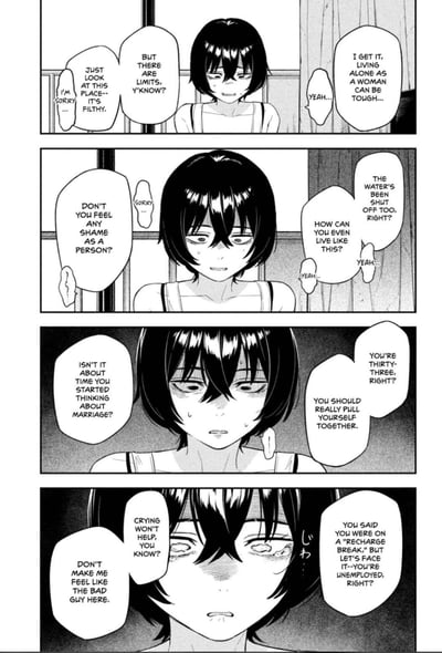 这是一组四格黑白漫画，描绘了一位33岁的独居失业短发女性，被他人不断苛责的过程：从被指责居住环境肮脏、作为人没有羞耻心，到被提及停水的困境、催婚，最后被戳破失业的现状，女性从一开始愧疚道歉，到最后崩溃落泪，全程承受着来自他人的负面评价，展现了独居困境下被苛责的压抑与无助。图中无谐音梗或双关内容。