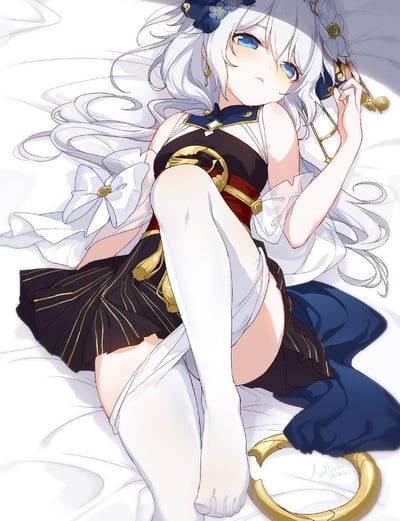 这是一张手游《碧蓝航线》角色应瑞的原创同人插画，画面中应瑞躺卧在白色床铺上，银白长发随意散落，蓝盈盈的眼眸带着羞涩的神情，身着黑红金配色的中式风格服饰，搭配白色长筒袜，腿部微曲，单手轻触发间的装饰，整体画风清新细腻，色调柔和，将角色温婉娇羞的慵懒气质展现得淋漓尽致。