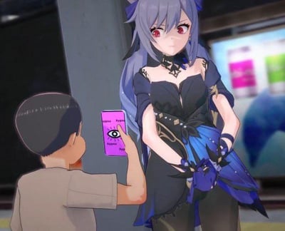 这是一张玩家自制的二次创作P图，画面中米哈游游戏《原神》里的角色刻晴身着一套暗黑风格的衍生服饰，表情严肃地站立着；一个背对着镜头的卡通小男孩举着一部粉色手机朝向她，手机屏幕上印有一只眼睛图案，周围重复环绕着英文单词“hypno”（意为催眠），玩了“用手机催眠角色”的趣味梗，整体风格搞笑，是针对游戏角色的趣味改编创作，没有双关、谐音梗或其他暗示内容。