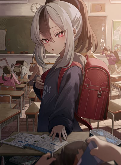 这是一幅充满暖调氛围的日式校园插画，描绘了小学教室放学后的场景：夕阳的暖光铺满教室，前景里有着银灰与深棕双色长发、扎着马尾的红瞳少女，背着经典的红色日式书包，回头看向镜头方向，神情慵懒又带着一丝好奇。背景中其他同学已经在收拾物品、打闹嬉戏，充满了放学后的轻松感。画面细节满满，黑板上的日文标注、课桌上的日文课本，都凸显出浓厚的日式校园氛围。