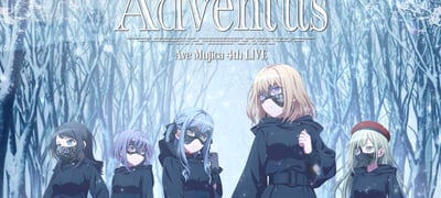 这是一张Ave Mujica 4th LIVE演唱会的官方宣传视觉图。画面以冬日雪地森林为背景，五名身着黑色连帽长袍的动漫少女并排站立，她们均佩戴着黑色蕾丝面具，遮挡了部分面容，营造出神秘氛围。角色们的发色各异，从左至右分别为黑色、紫色、浅蓝色、金色和银白色，发型细节各有不同，有的扎着马尾，有的戴着贝雷帽。背景中的树木枝干覆盖着白雪，雪花轻轻飘落，整体色调以蓝白色为主，搭配上方金色与白色的“Adventus”标题文字及“Ave Mujica 4th LIVE”字样，呈现出优雅而神秘的冬日演唱会主题。