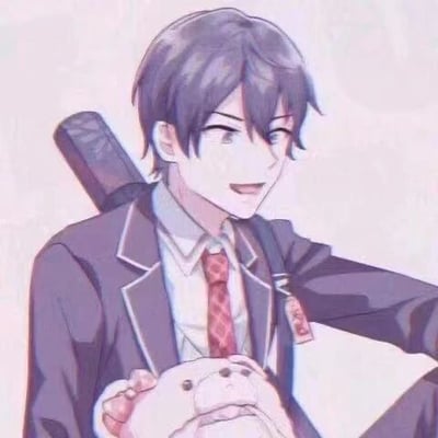 这是一张风格化的卡通静态单图，画面主体是动漫《青春猪头少年不会梦到兔女郎学姐》的男主梓川咲太。他身着带有白色镶边的深色校服，内搭白色衬衫与红格领带，背后背着一个长条形物品；嘴角上扬露出牙齿，表情轻松愉悦，以坐姿单手抱着一个粉色的猪头玩偶，该玩偶是角色的标志性关联物品。整体画面色调偏柔和的粉紫色，画风细腻，呈现出青春活泼的氛围。