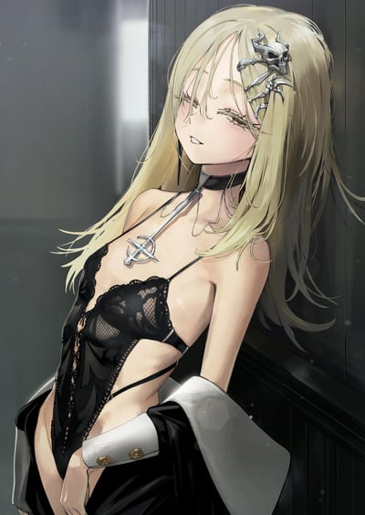 图中是一位浅金色长发的原创二次元少女，她倚靠在深色金属质感的墙面上，头上别着骷髅造型的骨爪发饰，脖颈佩戴黑色项圈，胸前挂着锚形十字吊坠。少女身着黑色蕾丝透视连体衣，外搭一件带有白色袖口的黑色外套，眼神慵懒微眯，嘴角噙着浅笑，整体气质冷艳又魅惑。图中无任何双关、谐音梗或暗示类内容。