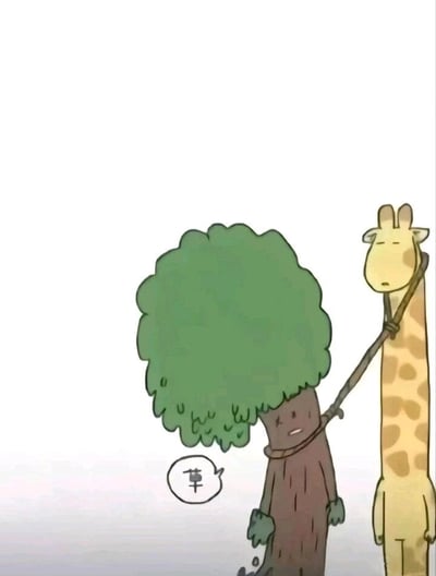 这是一幅卡通风格的搞笑短漫，画面呈现了两个拟人化的角色：一个带有四肢和人脸表情的树，被绳子套住脖子，绳子的另一端系在旁边的长颈鹿身上，树的表情痛苦，似乎正承受着被捆绑的不适；旁边的长颈鹿则是一脸平静地直立着。树的下方有一个对白气泡，里面写着“草”。这里的“草”是典型的中文双关谐音梗，一方面树作为植物类的拟人角色，和“草”这种植物有类别上的关联，另一方面“草”也是中文脏话“操”的谐音，用来表达树被捆绑后愤怒、无奈的情绪，长颈鹿的平静和树的痛苦形成反差，让这个谐音梗的笑点更突出，整体风格脑洞大开，充满趣味。