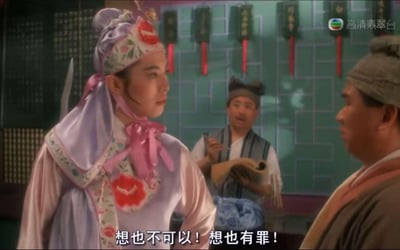 这是1993年香港喜剧电影《东成西就》的经典场景截图，画面中林青霞饰演的三公主身着精致古装，表情严肃且带着怒气，侧身看向右侧人物，说出“想也不可以！想也有罪！”的夸张台词，背景里的配角面露惊讶。这句台词因极致的约束感表述，常被用作表情包，用来吐槽过度限制、连想法都被禁止的无奈场景，充满搞笑又讽刺的氛围。