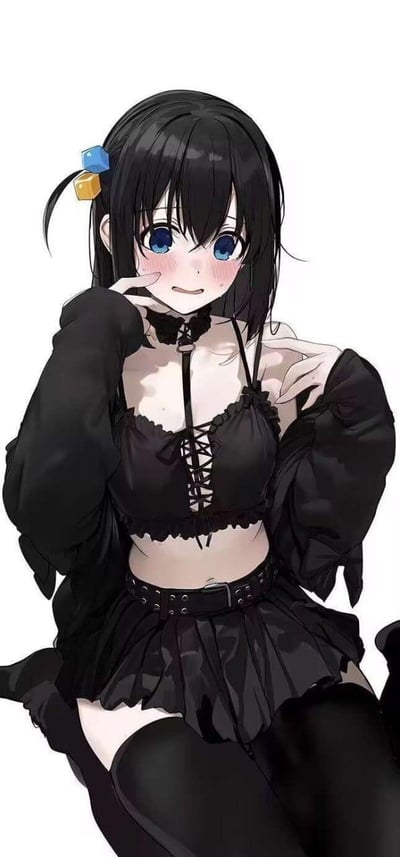 这是一张竖版的AI生成二次元插画，画面主体是一位风格甜酷的少女。她留着齐肩黑色短发，发间别着蓝黄两个方块造型的发饰，有着明亮的蓝色大眼睛，脸颊泛起明显的红晕，嘴角微张，露出羞涩腼腆的神情。少女身着全套暗黑系穿搭：内搭是黑色系带短款吊带，露出腰腹线条，外搭一件宽松的黑色罩衫；下身是黑色百褶短裙，搭配带铆钉装饰的宽腰封，再配上黑色过膝长袜。她以坐姿呈现，一只手轻触脸颊，另一只手搭在肩膀上，姿态显得有些局促不安，整体造型兼具酷感与软萌的羞涩感。背景为纯白色，完全突出人物主体，让视觉焦点集中在少女的穿搭与神态上。