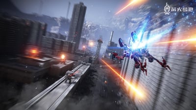 这是一张《装甲核心6：境界天火》的游戏实机截图，画面中一台蓝红配色的机甲正处于高速机动状态，周身迸发着明亮的蓝色推进特效，同时与战场中的敌方单位展开激烈交火，数道橙红色的激光束在画面中穿梭，带来强烈的视觉冲击。背景是被战火摧毁的城市废墟，残损的高楼、工业烟囱与荒凉的山地交织在一起，场景中还有多处火光与爆炸点，完美营造出紧张刺激的末世战场氛围，尽显机甲战斗的冲击力与肃杀感。