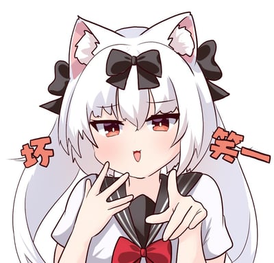 图中是一位白发猫耳的二次元少女，身着带有黑色领边的白色水手服，脸上带着俏皮的坏笑神态，嘴巴微张吐舌，双手比出类似引号的手势。画面左右两侧配有红色艺术字“坏”和“笑一”，整体风格搞怪俏皮，主要用于在社交聊天中表达调侃、幸灾乐祸或是恶作剧式的情绪，适合回应八卦、吐槽趣事等场景。