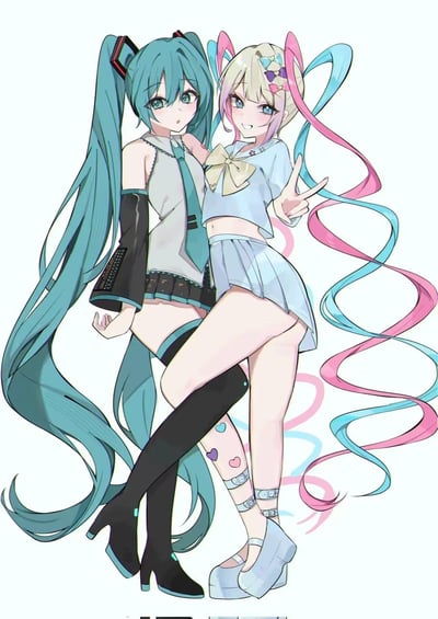 这是一幅二次元同人创作插画，实现了虚拟歌姬初音未来与《主播女孩重度依赖》主角超天酱（KAngel）的梦幻联动。画面左侧的初音未来身着标志性公式服，蓝绿色长双马尾自然垂落，脸上带着些许惊讶的神情；右侧的超天酱穿着浅蓝露脐水手服，粉蓝渐变的卷曲双马尾十分吸睛，她对着镜头比出V字手势，笑容活泼灿烂，两位角色亲密依偎，画风清新柔和，完美展现了两个虚拟角色的独特魅力。
