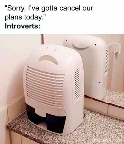 这是一张调侃内向者社交心态的梗图，上方英文文字为“Sorry, I've gotta cancel our plans today.”（抱歉，我今天得取消我们的计划了。），下方标注“内向者：”，配图是一台放在带镜面台面上的除湿机，除湿机的底部结构和镜面反射的部分组合在一起，形成了类似一个人开心鼓掌的视觉错觉，精准还原了内向者听到社交计划被取消时，表面平静实则内心狂喜的状态，用拟人的方式生动表现出内向者偏好独处、抗拒社交的特质，让同类人群产生强烈共鸣，整体风格搞笑又真实。