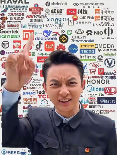 图中是演员邓超，他眉头紧皱、面部肌肉紧绷，露出激动亢奋的表情，右手食指向上抬起指向画面上方，背景是一面由上百个中国各领域知名品牌logo组成的密集墙，涵盖科技、航空、零售、能源、家电等多个行业，包括华为、腾讯、字节跳动、中国南方航空、中芯国际、荣耀、美的、TEMU、TikTok等品牌，整体传递出一种为国产企业阵容感到振奋的氛围，没有双关或谐音梗内容。