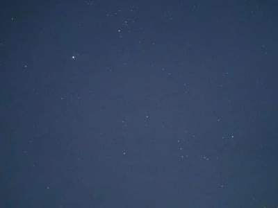 一张夜晚星空的照片，深蓝色的夜空中点缀着许多明亮的星星，分布较为稀疏。画面中没有可见的人物、月亮、星座图案或其他明显天体，也没有任何文字、水印或特殊标记。整体给人一种宁静、自然的感觉，展现了纯粹的夜空景象。