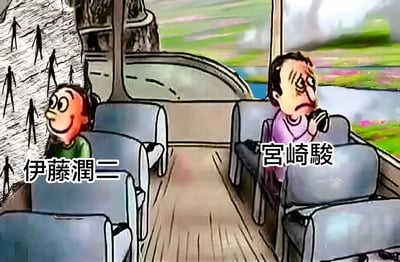这幅卡通插画描绘了日本两位著名创作者——恐怖漫画家伊藤润二和动画导演宫崎骏同乘一辆巴士的有趣场景。左侧的伊藤润二面带诡异笑容，身旁的墙壁上有多个黑色人影，呈现出他标志性的恐怖风格；右侧的宫崎骏则表情忧虑，望向窗外。窗外是典型的宫崎骏式风景，有绿色田野和蓝色水面。整幅图通过对比两人截然不同的艺术风格和氛围，创造出一种幽默又略带怪异的效果。