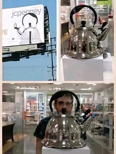 这是一张由三部分拼接而成的趣味图片，左上角是户外的jcpenney百货公司广告牌，牌面上的白色水壶图案，其提手和壶嘴的位置巧合之下看起来像一张人脸；右上角是该百货店内展示的同款银色鸣笛水壶，呈现物品的正常形态；最下方的画面中，一位男士站在店内的银色水壶后方，水壶的提手恰好套在他的头部，壶嘴对应他的鼻子位置，利用物品与人体的位置巧合，制造出“水壶与人脸重合”的搞笑视觉错位效果，通过前后对比凸显了视觉错觉的趣味性。