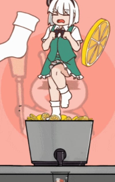 这是一张魔性的动态GIF图，画面主体是出自《东方Project》的角色魂魄妖梦。她闭着眼睛，眉头紧皱、嘴巴大张，露出用力又痛苦的神情，站在装满柠檬切片的容器里，双脚用力踩压柠檬，仿佛在手动榨汁。过程中她的一只白色袜子被甩飞，还有柠檬片被弹起，容器下方的杯子正在承接被挤压出来的液体，整个画面充满无厘头的搞笑感，是对原作角色的趣味二次创作。
