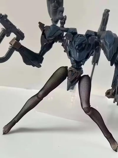 一张展示机械战士模型玩具的照片。这个深色机甲拥有复杂的机械结构，配备了武器装备，但下半身却穿着黑色渔网袜，形成了强烈的视觉反差。机甲呈现出战斗姿态，手臂上似乎持有武器，整体设计融合了硬核机械风格与意想不到的女性化元素。