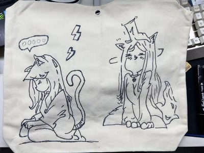这是一幅绘制在米白色帆布袋上的黑白手绘线稿，呈现了两个拟人化兽耳角色的趣味互动场景。左侧是带有老虎外形特征的拟人角色，呈跪坐姿态，低头露出无奈的神情，旁侧的对话气泡内是省略号，角色上方还有两道闪电符号，强化了无语、尴尬的情绪氛围；右侧是头顶带有光环的兽耳拟人角色，趴伏在平面上，脸颊泛红，眼神微眯，神态看起来既害羞又带着些许心虚，角色身后还有类似尾巴的图案。整体画风简约可爱，充满生活化的趣味感。