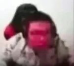 图片中展示了一只戴着红色帽子的猴子，面部表情呈现出明显的困惑和惊讶。猴子的毛发呈深色，红色帽子非常醒目，整体画面聚焦于猴子的面部表情和头部特征。