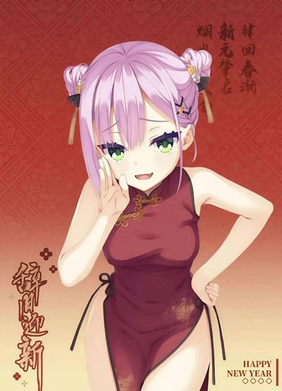 这是一张充满新春氛围的二次元原创插画，画面中心是一位有着淡紫色双丸子头、翠绿眼眸的少女，她身着酒红色高开叉中式旗袍，单手轻撑脸颊，另一只手叉腰，身体微倾，脸上带着娇俏的笑意。背景是带有传统暗纹的红底，图中配有「律回春渐，新元肇启，烟火」「辞旧迎新」的新春祝福文字，右下角还有英文「HAPPY NEW YEAR」，整体风格喜庆活泼，适合作为春节相关的配图使用。
