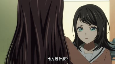 动漫《MyGO!》中的场景截图，画面中一位绿眼短发女生穿着棕色水手服校服，正面向镜头，表情平静略带疑惑，对另一位背对镜头的棕色长发女生问道：“比方说什么？”。背景为室内环境，光线柔和。