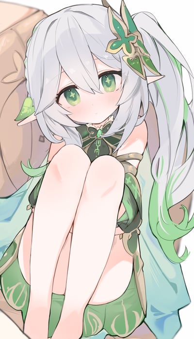 一张动漫风格的精灵少女插画，角色有着银白色长发，发尾渐变绿色，头上佩戴着绿色蝴蝶形状的发饰。她有着尖尖的精灵耳朵，绿色的眼睛带有星星图案的瞳孔，身穿绿色为主色调的露肩服饰，坐在一个浅色的物体上，双腿弯曲抱膝，整体呈现出温柔可爱的气质。