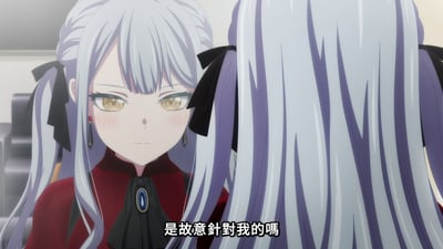 图片展示了动画《BanG Dream! MyGO!》中的场景，近处是银发双马尾角色Tomori Wakana的特写，她有着黄色眼眸，身着红色上衣，领口系着黑色蝴蝶结，脸颊略带红晕，表情严肃地凝视着前方另一个银发角色的背影。画面底部有白色字幕：“是故意針對我的嗎”，营造出对峙与疑惑的氛围。