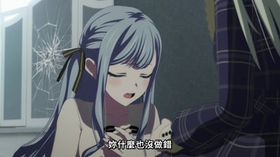 动画《MyGO!》中的场景截图，画面中心是一位有着浅蓝色长发的少女，头发用黄色发带束起部分，她闭着眼睛，脸颊泛红，嘴巴微张。她的双手被前方另一位穿着格子衣物的角色握住，背景中可见一扇带有蛛网裂痕的窗户，光线从窗外射入。画面底部有白色字幕：“你什么也没做错”，整体氛围温柔又略带伤感。