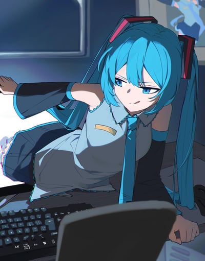 图中是VOCALOID旗下的虚拟歌手初音未来，她身处昏暗的室内电脑桌前，一只手撑着桌面，另一只手搭在显示器上，表情带着慵懒疲惫的感觉还吐了下舌头，看起来像是熬夜使用电脑后疲惫不堪的状态，前景的键盘和显示器烘托出深夜工作/肝活的氛围。