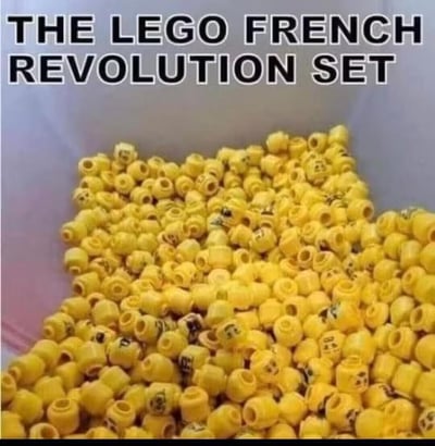 这是一张玩历史梗的搞笑meme图，图上方配有英文文字“THE LEGO FRENCH REVOLUTION SET”，下方是一大堆被“断头”（头部有明显切割痕迹）的乐高人仔黄色头部，堆积在一起。
这个梗的核心是调侃法国大革命时期大量使用断头台处决的历史事件，用乐高的“断头”人仔头来对应，将乐高玩具套装和严肃历史事件结合，制造出荒诞搞笑的反差效果。