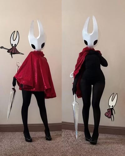 这是一张左右对比的静态cosplay写真图，展示了真人对《空洞骑士》角色大黄蜂的还原。左侧coser身着黑色下装、黑丝与低跟鞋，右侧则是黑色连体衣搭配黑丝高跟鞋，二者均佩戴还原角色的白色尖角面具、红色亮面披风，手持自制的骨钉武器。画面角落还配有游戏里大黄蜂的Q版贴纸，对比出游戏角色的小巧可爱与真人cos的成熟性感风格，整体还原度较高，展现了角色的冷峻帅气感。
无谐音梗、双关或暗示内容。