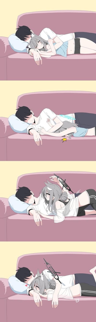 这是一组四格原创二次元连环漫画，描绘了猫耳少女与黑发男生在沙发上睡觉的趣味小日常：
1. 第一格：猫耳少女依偎在熟睡的男生怀中，两人安稳地躺在沙发上休息；
2. 第二格：男生在睡梦中翻身，不小心压到了猫耳少女，少女被挤到沙发边缘，还出现了撞击特效，看起来很痛苦；
3. 第三格：被压到的猫耳少女瞬间换装变身，扎起头发、换了穿搭，还拿出了类似武器的物品，表情不满又严肃；
4. 第四格：少女又重新乖巧地依偎回男生身边，男生的手臂上出现了爱心特效，仿佛刚才的小插曲从未发生，氛围又回到甜蜜。
整体是甜蜜又带点小反差趣味的情侣日常，没有双关、谐音梗或暗示内容。