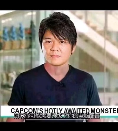 这是一张玩家创作的P图改编梗图，画面主体是一位被换脸的男性，他正面看向镜头，神态严肃，仿佛在发布官方通知。画面下方配有英文“CAPCOM'S HOTLY AWAITED MONSTER”和中文“所以你可能需要升级你的电脑配置”，结合卡普空旗下知名的《怪物猎人》系列，暗示该厂商即将推出的怪物猎人新作对电脑硬件配置要求较高，玩家需要升级设备才能流畅运行，用官方发布的口吻来玩梗，调侃3A大作不断提高的硬件门槛，引发有配置焦虑的玩家共鸣。