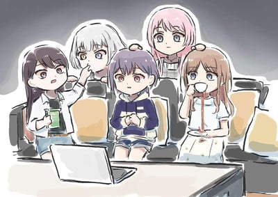这是一幅Q版风格的同人插画，描绘了《BanG Dream! It's MyGO!!!!!》的五位乐队成员聚集在客厅的场景。前景的桌子上放着一台打开的笔记本电脑，成员们围在电脑前，展现出截然不同的反应：左侧的高松灯手持绿色饮料，眉头微皱、嘴巴张开，表情激动地抬手似乎在发表看法；旁边的要乐奈眼神锐利，单手抵在嘴边，一脸严肃地盯着电脑；中间的千早爱音双手交叠放在身前，表情平静；后方的长崎爽世眼神带着疑惑，注视着电脑；右侧的市川雏姬则因震惊将口中的饮品喷了出来，液体洒在身上和桌子上，反应十分夸张。整幅画面通过不同的表情和动作，还原了角色们的性格特点，充满生活化的趣味。