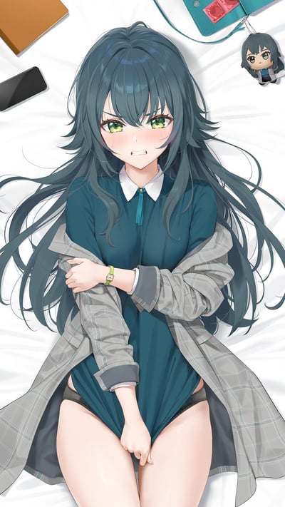图中是一位墨绿长发、翠绿眼眸的二次元少女，正躺在床上，双臂抱于胸前，一只手挡在腿间，脸上布满红晕，眉头紧皱、紧咬着牙，露出又羞又气的窘迫表情。少女的衣服下摆露出内裤，周围散落着手机、笔记本，还有挂着同款少女Q版玩偶的包包，进一步烘托出她的尴尬处境。
图中没有双关、谐音梗或暗示类内容。