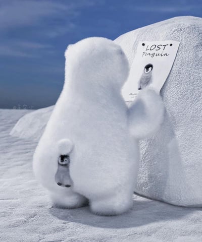 在一片冰雪皑皑的极地场景中，一只胖乎乎的北极熊正站在冰岩前，看着冰岩上贴着的写有“LOST penguin”（走失企鹅）的告示，似乎在认真寻找这只企鹅。而让人忍俊不禁的是，这只“走失”的小企鹅正偷偷藏在北极熊的屁股后面，只露出小脑袋，画面充满了反差感和可爱的趣味。
趣味点在于典型的“灯下黑”反差：北极熊苦苦寻找的目标就在自己身上，却完全没有察觉，营造出搞笑又温馨的氛围。