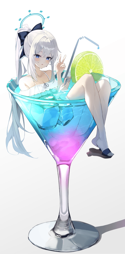 这是一张《蔚蓝档案》角色生盐诺亚的AI生成同人插画，采用创意的“小人入杯”构图：银发高马尾的诺亚身着白色吊带泳衣，泡在蓝粉渐变的玛格丽特鸡尾酒杯里，杯内点缀冰块，杯口装饰着青柠片与吸管。诺亚对着镜头比出V字手势，单脚搭在杯沿，眼神柔和略带羞涩，整体画风精致柔和，满溢着夏日清凉治愈的氛围。