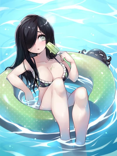 画面展示了一位黑发遮眼的泳装少女，穿着带荷叶边的比基尼，坐在浅绿色带白点的游泳圈里，泡在泳池中，正拿着一支绿色冰棒贴在脸颊上，冰棒融化的液体滴在胸口，少女一只手放在水里，姿态放松，表情带着一丝慵懒。游泳圈后方还有一只黑色的小章鱼形象，看起来有点冒汗，似乎很紧张。整体画面色调清新，充满夏日泳池的清凉感。
