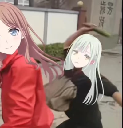 这是一张网友自制的换脸梗图，将二次元偶像企划《BanG Dream! It's MyGO!!!!!》中的角色高松灯、长崎爽世的脸部，替换到现实街头场景的人物身上。画面右侧的长崎爽世对应人物做出挥动物品的攻击姿态，角色本身的不悦表情和动作相呼应；左侧的高松灯对应人物则平静站立，温和的表情和充满张力的动作场景形成强烈反差，通过二次元角色与现实动作的结合制造出搞笑的效果。