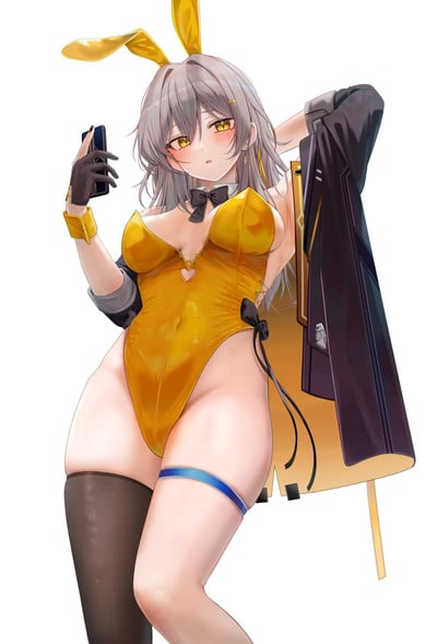 这是一张《崩坏：星穹铁道》女开拓者的同人创作插画，角色身着亮黄色兔女郎连体衣，搭配黑色半指手套、单只黑色长筒丝袜，头戴黄色兔耳装饰，外搭一件深色带金色线条装饰的外套，正单手举着手机自拍，另一只手搭在脑后，脸颊泛红，眼神略带羞涩，姿态娇俏动人。图中无谐音梗、双关或暗示类内容。