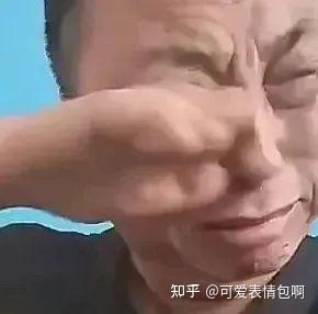 这是一张静态单图，画面是真实人物神鹰哥的面部近景特写，他抬起自己的手将手掌挡在脸部前方，手部因为运动呈现出模糊的动态效果，仅露出鼻子下半部分和下巴，画面右下角带有“知乎 @可爱表情包啊”的水印。
