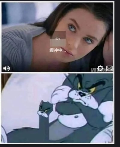 图片为上下两格拼接结构。上格是一位真人女性侧脸特写，面部叠加了'50% 缓冲中...'的半透明进度条文字，她单手撑头，眼神略带无奈地望向一侧，背景模糊。下格是经典动画《猫和老鼠》中的汤姆猫截图，汤姆眉头紧锁，双眼瞪圆，嘴角下撇，露出愤怒暴躁的表情，爪子紧握成拳。整体通过对比缓冲时的无奈状态与汤姆的暴躁情绪，幽默展现网络加载缓慢时的内心OS。