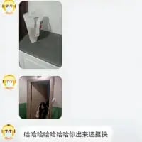 这是一张由两张实拍照片拼接而成的搞笑梗图，上图为安装在墙面上的自动感应干手器，下图为一名真人躲在门后仅露出上半身。图下方配文“哈哈哈哈哈哈你出来还挺快”，将干手器的出风功能拟人化，制造出干手器“呼唤”人出来的搞笑场景，利用谐音和场景反差营造幽默效果，让人联想到干手器吹风时的“快速出风”和人“快速出来”的关联，充满趣味。