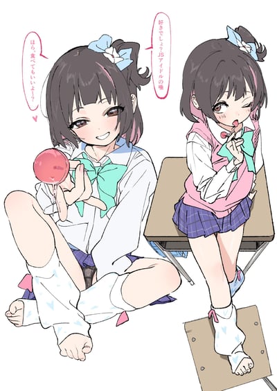 插画中展示了同一个动漫少女的两种造型。左侧少女坐在地上，双腿弯曲，右手拿着一个粉红色的棒棒糖，左手做出邀请的手势，面带甜美微笑，头上有蓝色蝴蝶结和花朵发饰，穿着带有绿色蝴蝶结的白色衬衫和紫色格子裙，白色长袜上有蓝色心形图案。右侧少女坐在椅子上，左手拿着一颗樱桃并伸出舌头舔舐，表情俏皮可爱，穿着粉色背心搭配相同的白色衬衫和紫色格子裙。两个角色都有深棕色短发，左侧角色的头发上有一缕粉色挑染。上方有两个粉色对话框，左侧写着「ほら、食べてもいいよ？」（来，你可以吃哦？），右侧写着「好きでしょ？JSアイドルの唾」（你喜欢吧？JS偶像的唾液）。