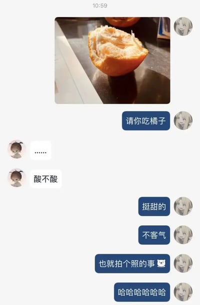 这是一组微信对话截图配图梗，聊天者发了一张剥开的橘子的照片，并配上“请你吃橘子”，将现实中的分享行为幽默地搬到了线上。对方回应“酸不酸”，得到回复“挺甜的”，且对方强调只是拍个照，幽默自嘲没有真的请橘子，引发双方哈哈大笑。整体氛围轻松、略带一点网友间的调侃与自嘲，非常适合用来表达线上‘请吃东西’的场景。

梗点分析：把现实分享橘子的动作“互联网执行”，有网络社交自嘲意味。“也就拍个照的事🐻”中的小熊表情为常见网络表情，增加幽默与可爱感。